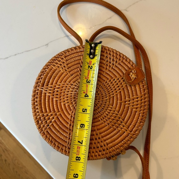 Round Rattan Purse with snap closure - Picture 2 of 4